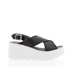 ALDO Black Leather Strappy White Platform Sandals 6.5